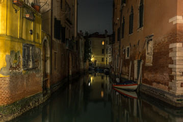 Fototapeta na wymiar View of the channels and old palaces in Venice at night - 4