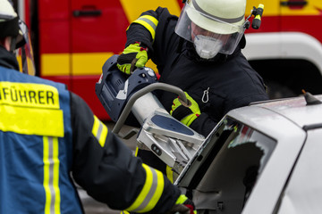 Naklejka premium Straż pożarna w akcji z rozrzutnikiem ratunkowym