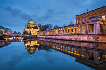 Berliner Dom bei Nacht © Mapics