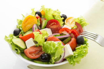 Obraz na płótnie Canvas fresh vegetable salad isolated on white background