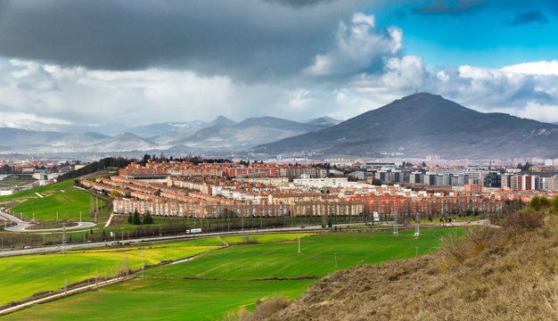 Paisaje en HDR de la puesta del sol sobre Pamplona, Navarra ,Espa&ntilde;a.