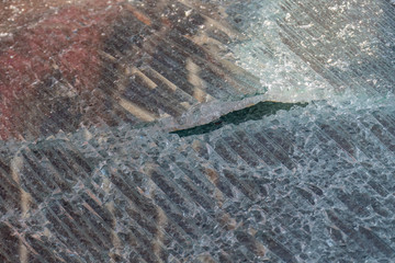 Glasabfälle im Container