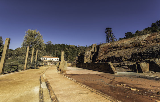 Malacate sobre las ruinas