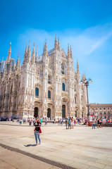 Fototapeta premium Katedra Duomo di Milano na placu Piazza Duomo w godzinach porannych, Mediolan, Włochy.