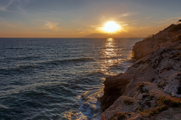 Fototapeta premium Vista del atardecer desde los acantilados de el Cantal en Malaga
