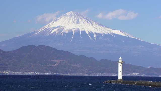 静岡県三保海岸から海、駿河湾越しに富士山を望む。冬の晴れの日の午後