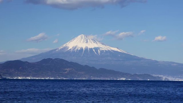 静岡県三保海岸から海、駿河湾越しに富士山を望む。冬の晴れの日の午後
