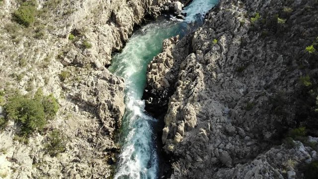 vol au dessus d'un torrent de montagne avec ses rapides