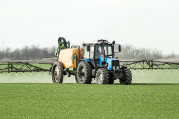 Tractor with a spray device for finely dispersed fertilizer.