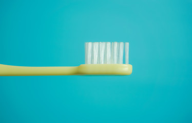 toothbrush　歯ブラシ　黄色　歯を磨く