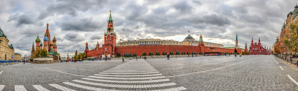 Panoramaaufnahme &uuml;ber den Roten Platz in Moskau mit Blick auf Basilius Kathedrale, Kreml, Lenin Mausoleum und historisches Museum fotofrafiert tags&uuml;ber bei bew&ouml;lktem Himmel im M&auml;rz 2015