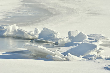 Fototapeta na wymiar 盛り上がった湖面の氷　御神渡り