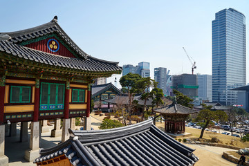 Fototapeta na wymiar Traditional architecture inside Bongeunsa temple, South Korea.