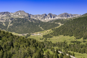Fototapeta na wymiar Pirineos, estación de esquí / pyrenees, ski station
