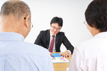 Fototapeta premium 高齢者夫婦と営業マン