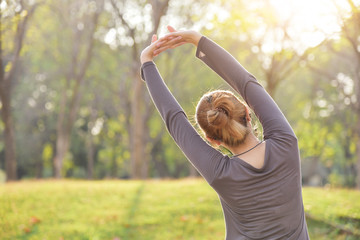 背中のコリにはストレッチや運動がおすすめ