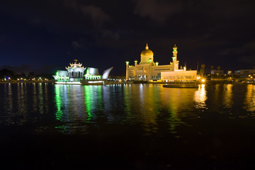 Obraz premium ライトアップされたオマールアリサイフディンモスク