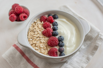 Joghurt mit Müsli und Beeren 