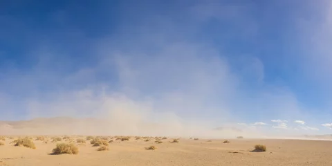Papier Peint photo autocollant Sécheresse Des vents forts soufflent une énorme tempête de sable à travers le désert ouvert du sud-ouest.