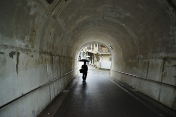 Fototapeta na wymiar トンネルの中を歩く人