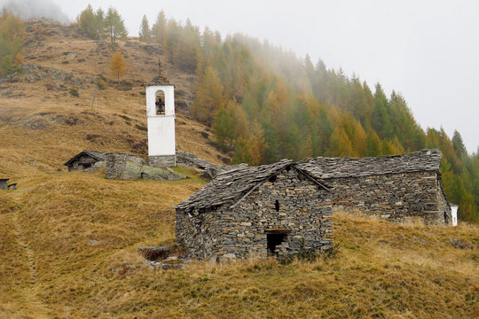 verlassenes Bergdorf mit Steinh&auml;usern und Kirche, Italien, Alpendorf 2