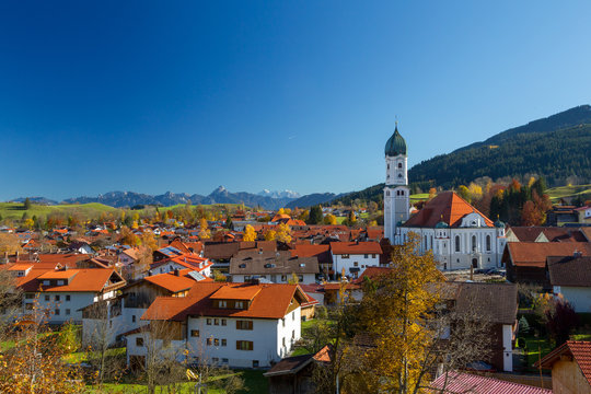 Blauer Himmel im Herbst &uuml;ber Nesselwang im Allg&auml;u, Bayern, Deutschland.