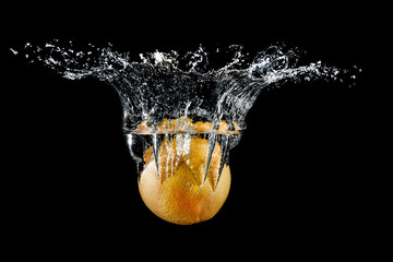 grapefruit in water splash