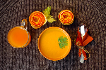 Kürbissuppe und Variante servieren