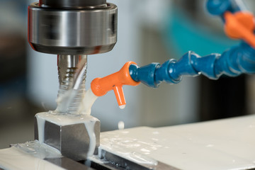 Kühlschmiermittel in der Metallverarbeitung zur Wärmeabfuhr zwischen Werkstück und Werkzeug