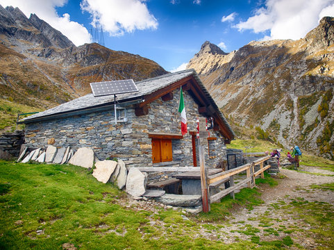 Refugio Forcola mit Bergen, Italien, Lombardei, Bergell