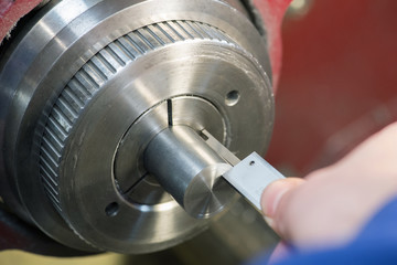 Prüfen der Maßgenauigkeit des Werkzeugs in der Metallverarbeitung