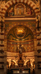 Fototapeta na wymiar altare con statua chiesa. Arco, colonne ed affreschi