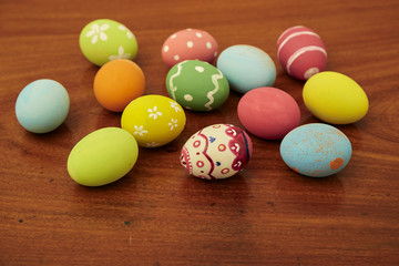 Obraz na płótnie Canvas happy easter eggs on wooden
