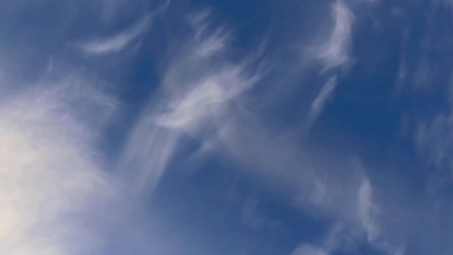 Wolken am blauen Himmel, full HD Video Footage mit Drehungen um die eigene Achse