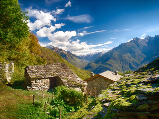 Fototapeta na wymiar Berghütte mit Bergen im Bergell, Chiavenna, Italien