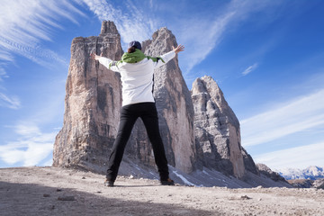Anonymer Wanderer vor Drei Zinnen. Dolomiten. Felsenlandschaft.Italien