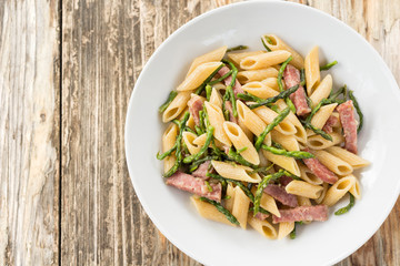 Piatto di pasta con asparagi e pancetta 