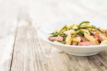 Piatto di pasta con asparagi e pancetta 