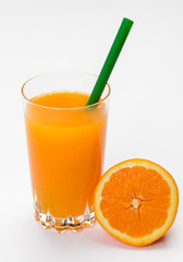 Succo d'arancia su sfondo bianco