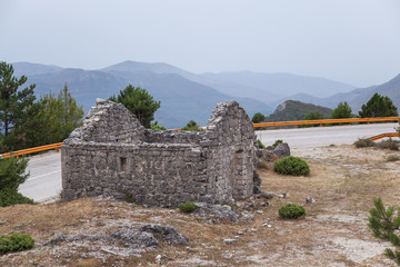 Fototapeta na wymiar Ruined stone house in the mountains of Bosnia and Herzegovina