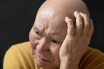 Obraz premium 悩むシニア