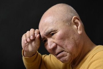 Fototapeta premium 悩むシニア