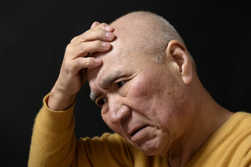 Obraz premium 悩むシニア