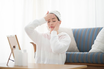 美容・女性・ソファ