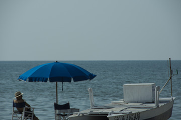 Fototapeta na wymiar l'ombrelone e la barca