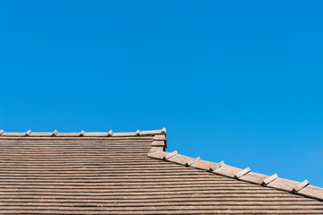 Naklejka premium Modern tile roof with blue sky