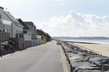 La digue de Saint-Martin de Bréhal en hiver (La Manche - France)