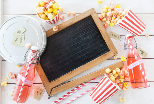 Buntes Popcorn und Limonde