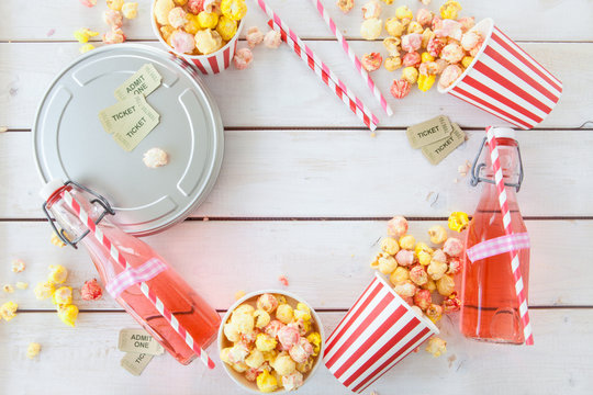 Buntes Popcorn und Limonde