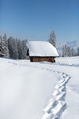 Fußspuren zur Schihütte. Winterlandschaft mit viel Schnee 